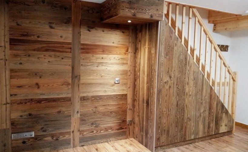 Actualité Baima : Bardage vieux bois et agencement placard sous escalier